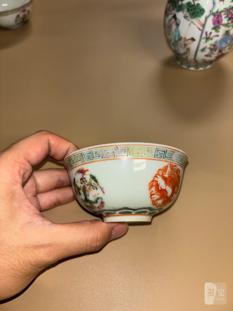 清 粉彩人物纹瓶、粉彩龙凤纹杯一组三件 - 图9